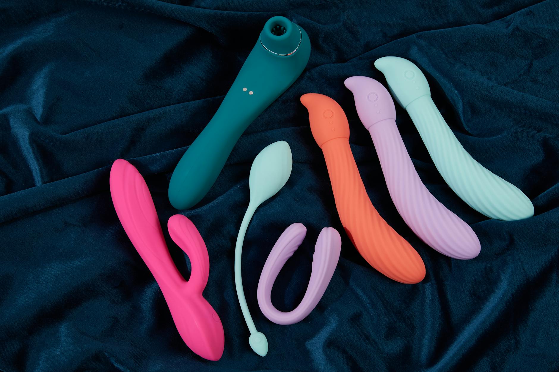 Ein eleganter Zitronenvibrator auf weicher weißer Seide, Symbol für Nähe in Langzeitbeziehungen
